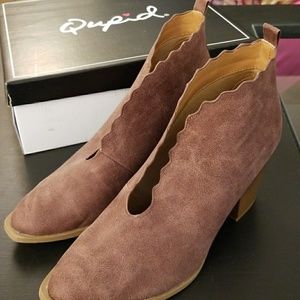 EUC Rose Taupe Qupid scalloped booties